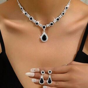Fashionable Crystal Necklace And Earrings Set perfect for any occasion